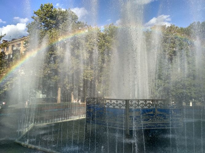 Радуга в фонтане
