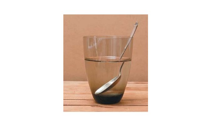 Пример преломления ложка в стакане