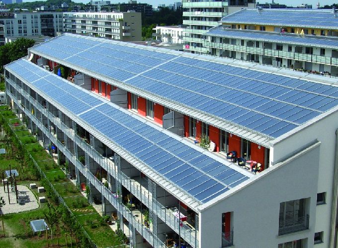 Солнечные батареи на крышах домов или на земле