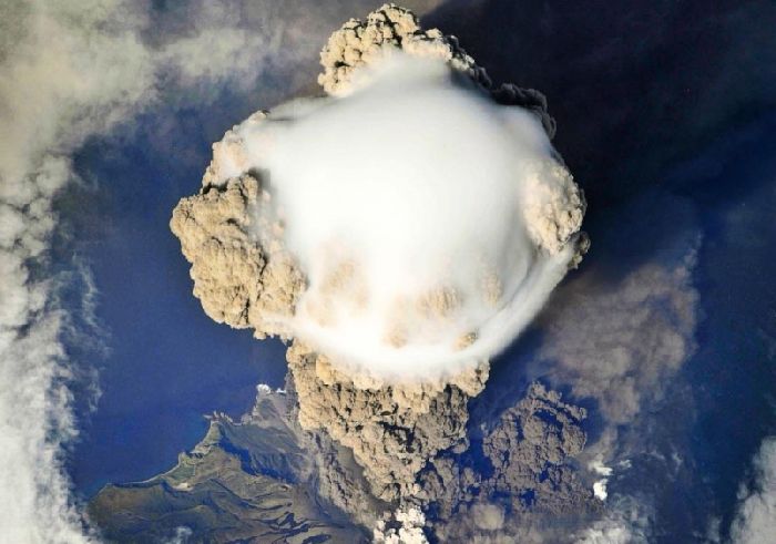 Извержение вулкана Сарычева, фото с борта МКС, 2009 год