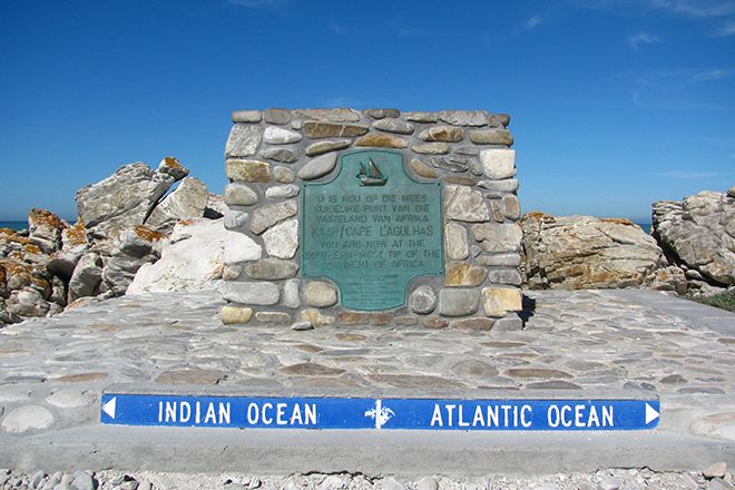 Мемориальная доска в месте, где встречаются индийский и атлантический океан
