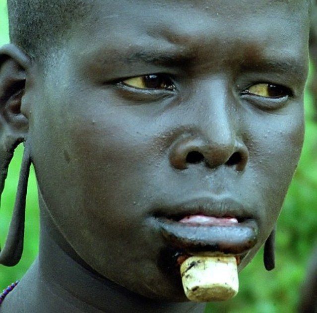 представитель племени Масаи с разрезанными мочками ушей