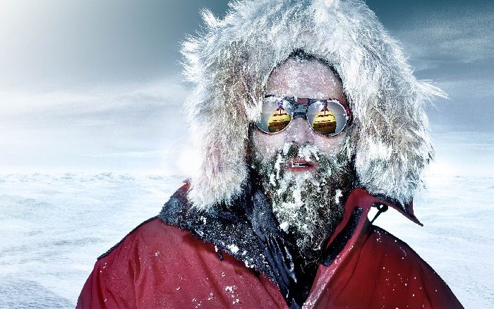 Лицо полярника работающего на открытом воздухе в Антарктике