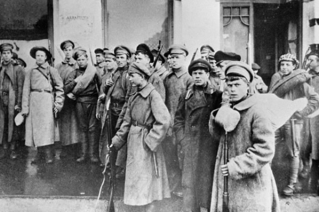 Продовольственный отряд отправляется в деревню, 1918 год Продовольственный отряд отправляется в деревню, 1918 год