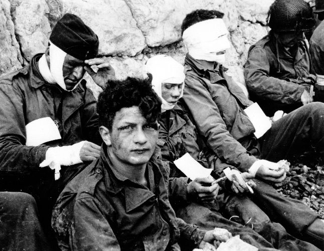 Раненые солдаты времен Второй мировой