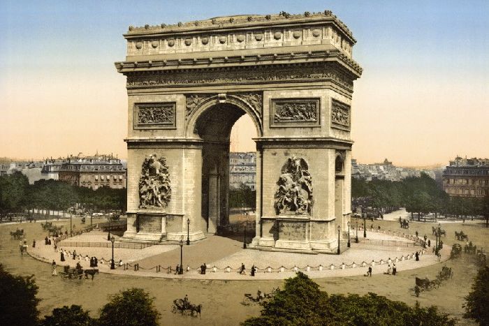 Марсельеза на фасаде Триумфальной арки в Париже