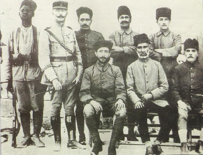 Французские колониальные солдаты позируют с турецкими заключенными