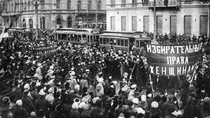 Непосредственное руководство октябрьским восстанием в петрограде в 1917 году осуществлял кто