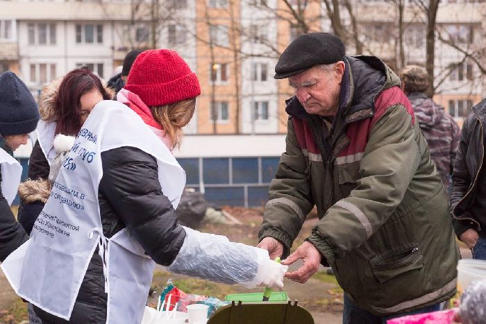 Волонтёры помогают бездомным
