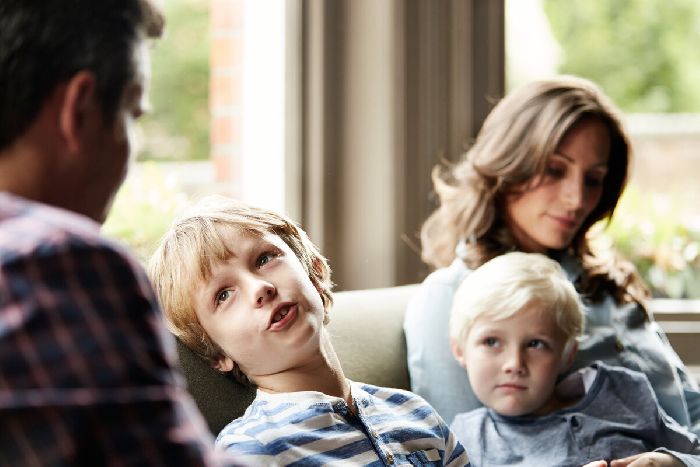 Родители беседуют с детьми Родители беседуют с детьми