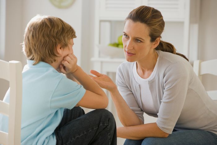 Родители беседуют с детьми Родители беседуют с детьми