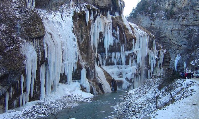 Чегемские водопады зимой. Кабардино-Балкария, Россия