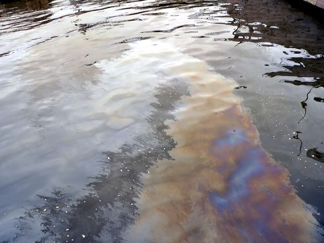 Загрязнение реки нефтью