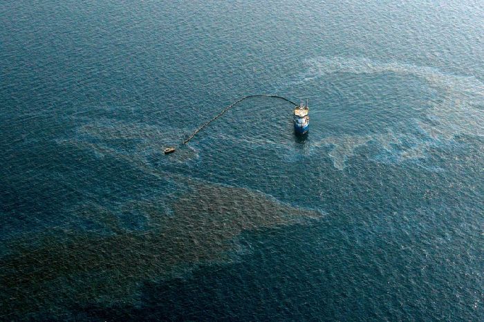 Пятна нефти в море