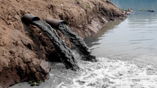 Слив отходов в водоем